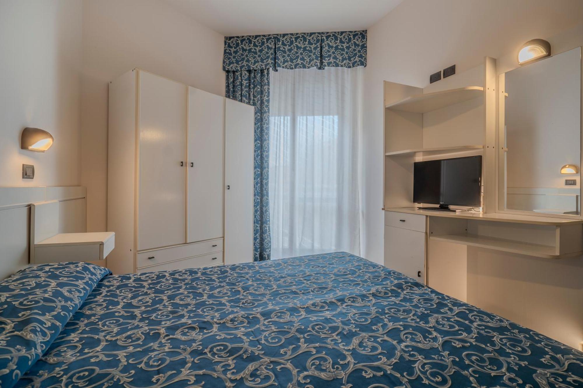 Hotel 2000 Римини Екстериор снимка