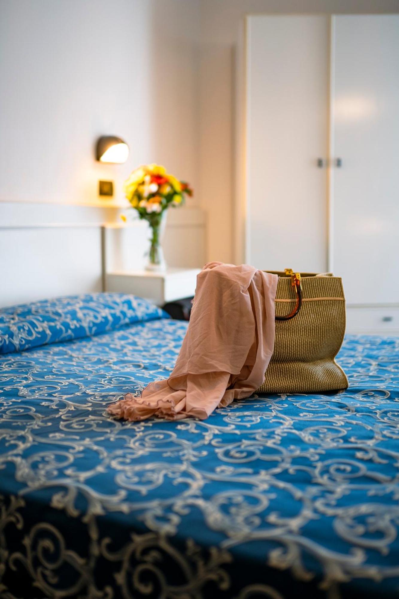 Hotel 2000 Римини Екстериор снимка