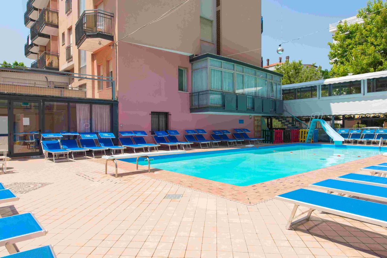 Hotel 2000 Римини Екстериор снимка